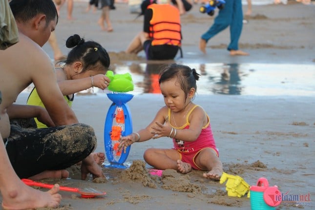 កំដៅ​ខ្លាំង អ្នក​ទេសចរ​សម្រុក​ទៅ​ឆ្នេរ Vung Tau ដើម្បី​ត្រជាក់​ចិត្ត​ក្នុង​ថ្ងៃ​ចុង​សប្តាហ៍​រូបថត ៤