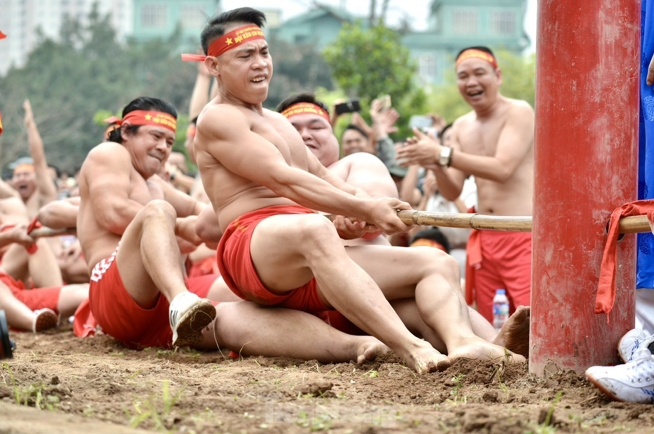 Ritual único de tira y afloja sentado en el festival del Templo Tran Vu (foto 7)