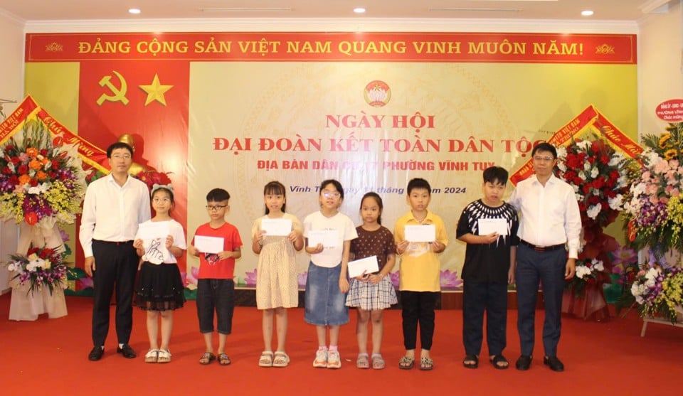 Lãnh đạo phường Vĩnh Tuy (Quận Hai Bà Trưng) tặng quà 7 cháu học sinh có hoàn cảnh khó khăn vươn lên trong học tập