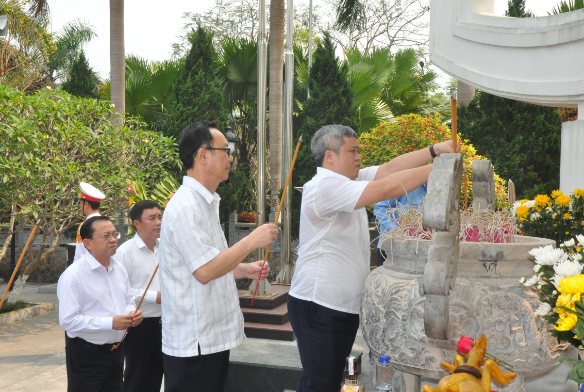 The Central Inspection Commission's working delegation visited Vi Xuyen National Martyrs' Cemetery