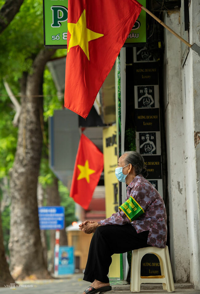 Cán bộ tổ dân phố trước ngõ trên phố Cửa Nam (Hà Nội). Ảnh: Phạm Chiểu