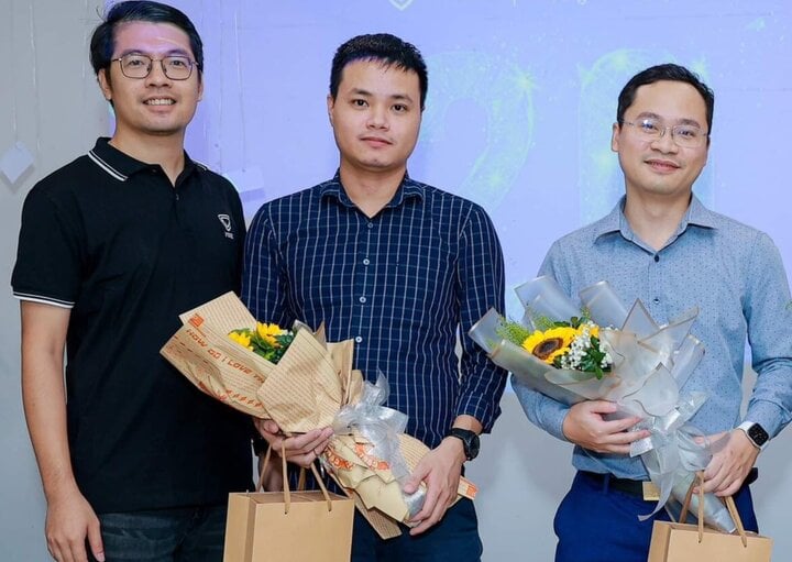 Cybersecurity expert Vu Van Than (middle) believes that his success comes not only from his degree or job position but also from his mindset and life ideals with the philosophy of 