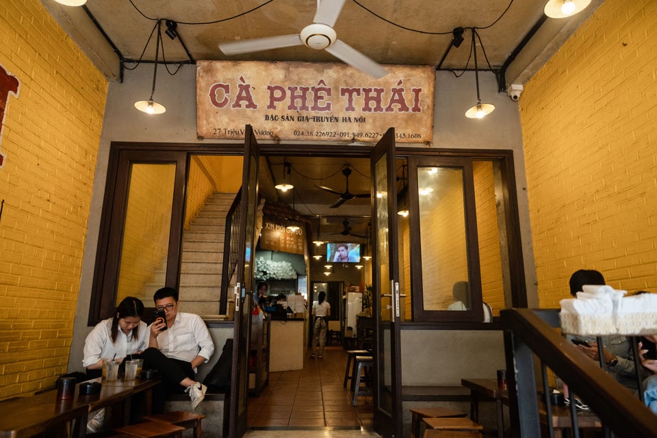 ร้านกาแฟไทย (เลขที่ 27 Trieu Viet Vuong เขต Hai Ba Trung นครฮานอย) มีอยู่ในเขตตัวเมืองเก่ามานานเกือบ 100 ปีแล้ว และยังคงดำเนินกิจการมาเป็นเวลากว่า 4 ชั่วอายุคนแล้ว ความใกล้ชิด และความเรียบง่ายของร้านกาแฟที่ได้รับการยอมรับในสมัยก่อนซึ่งผูกพันกับคนหลายชั่วรุ่นของชาวฮา