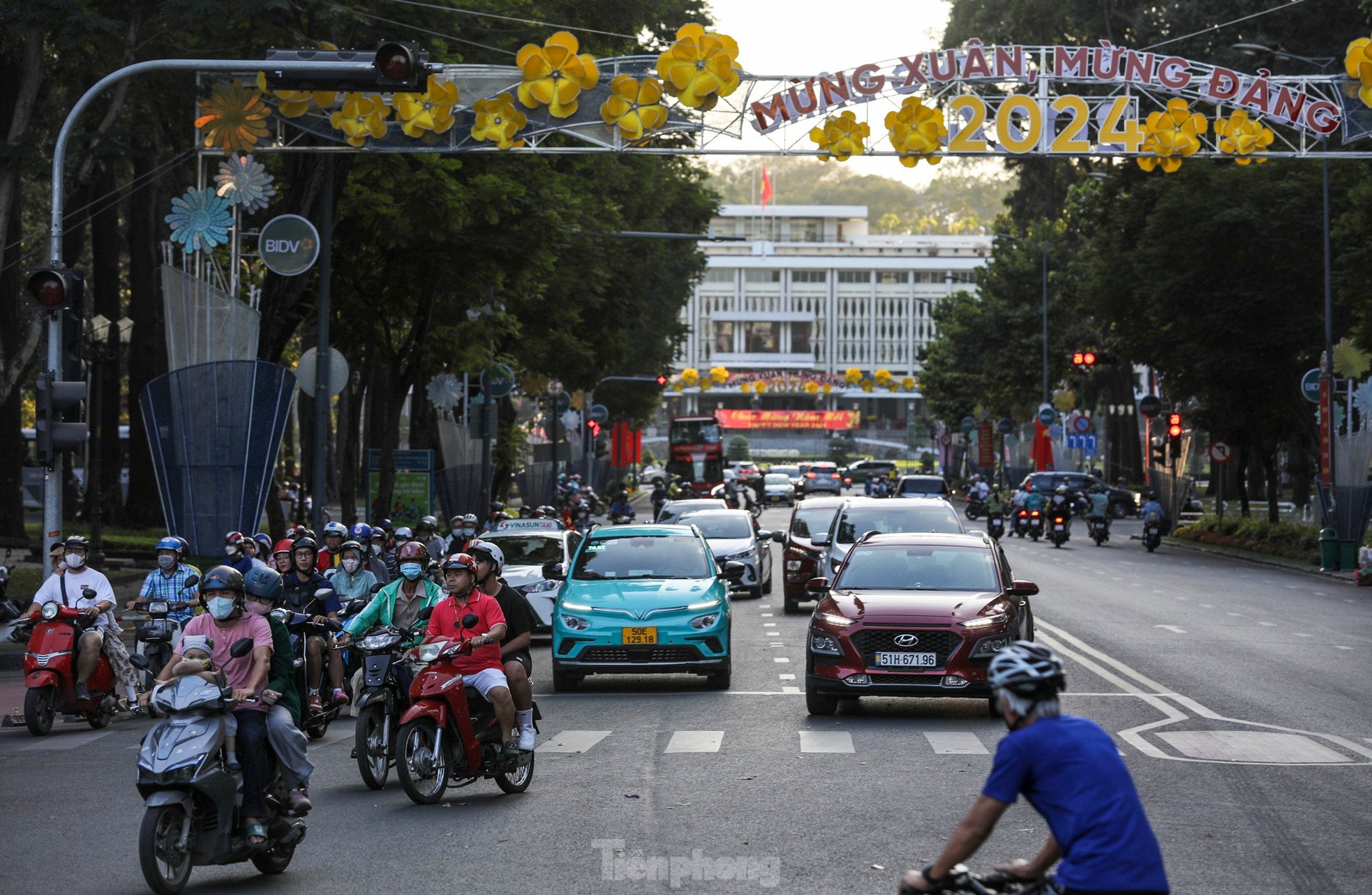 Đường phố TPHCM nhộn nhịp trở lại, nhiều tuyến kẹt cứng từ sớm ảnh 11