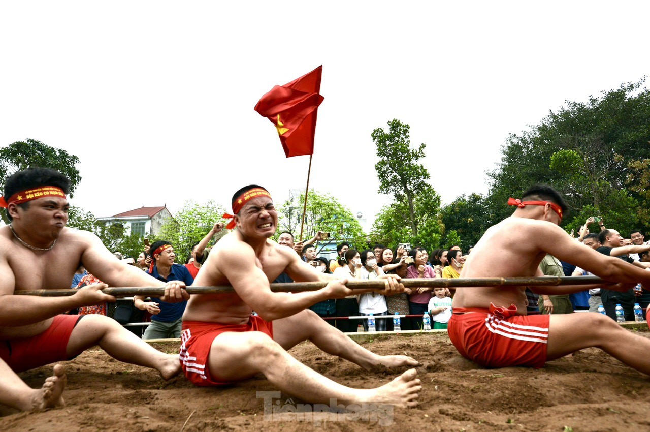 Ritual único de tira y afloja sentado en el festival del Templo Tran Vu (foto 10)