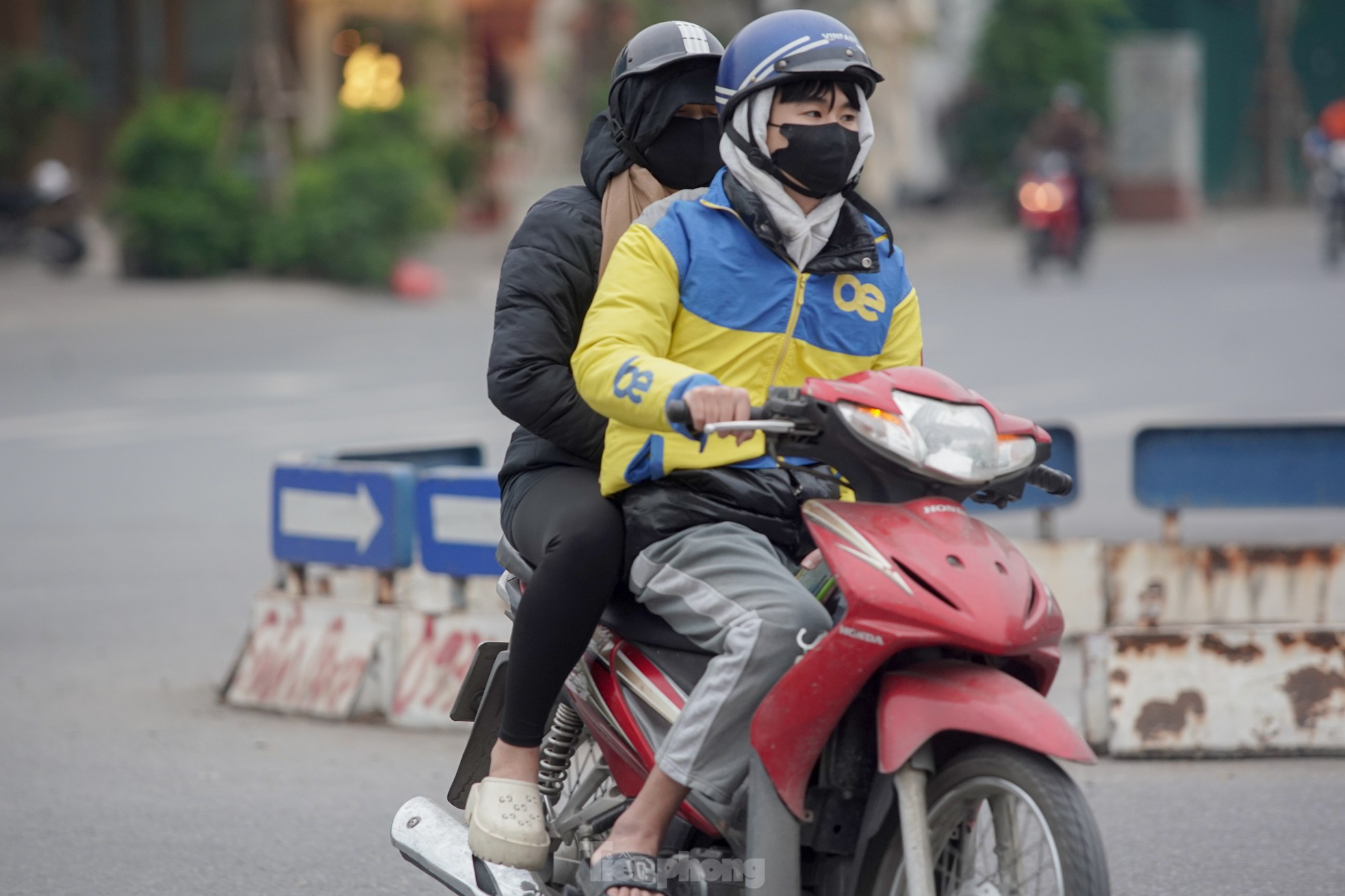 Hanoi is covered in fine dust from morning to afternoon, many buildings 'disappear' photo 17