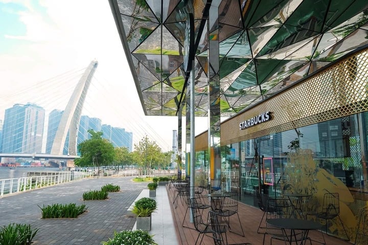 Starbucks không chịu thua Katinat, dù đi sau hơn 1 năm nhưng đã có 3 quán "chất lượng" với view ngắm sông cực đẹp 2 bên bờ sông phía Quận 1 và Thủ Đức. (Ảnh: Stabuck WaterBus Thủ Thiêm)