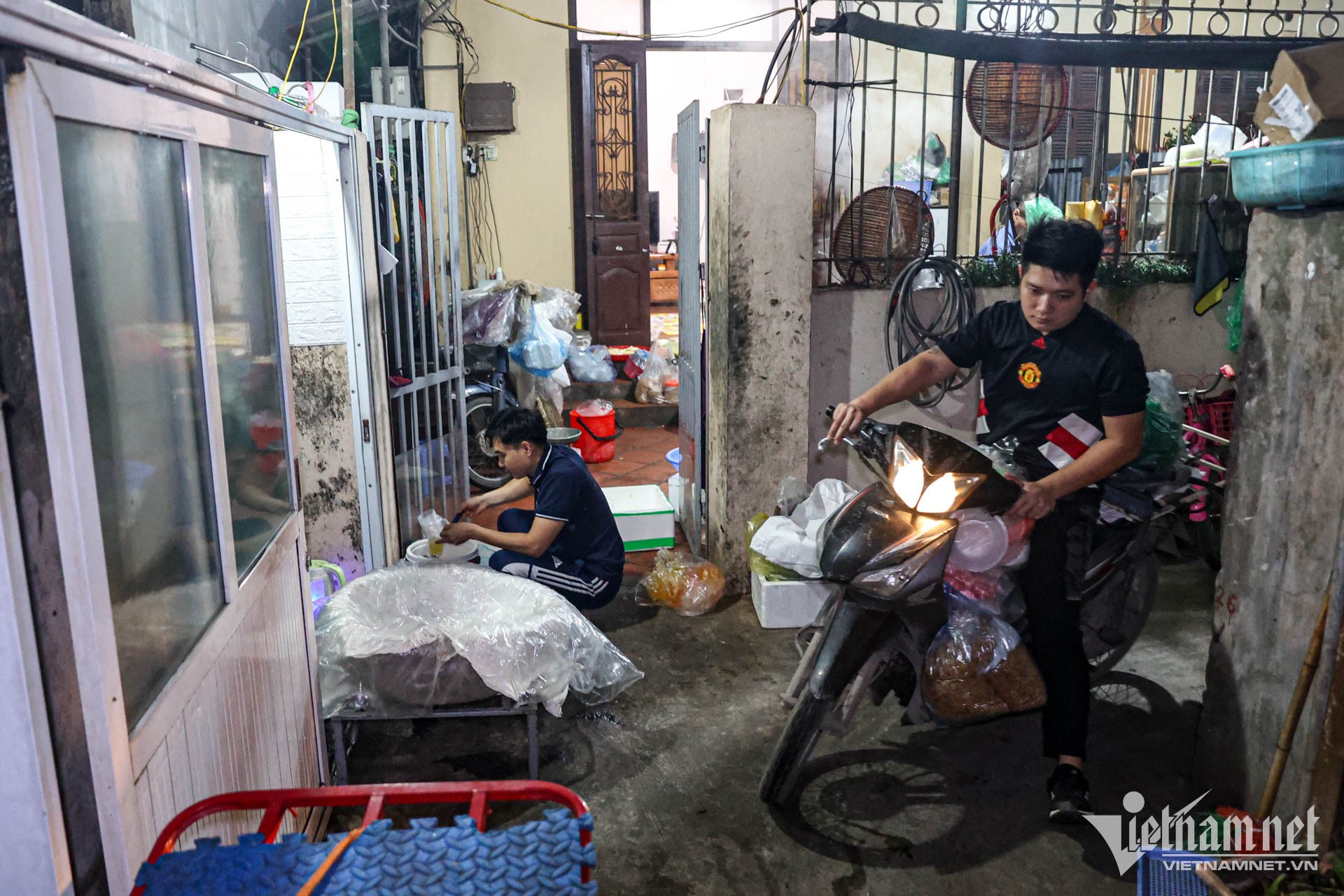 Behind the story of Phu Thuong residents driving cars to sell sticky rice on the sidewalk photo 3