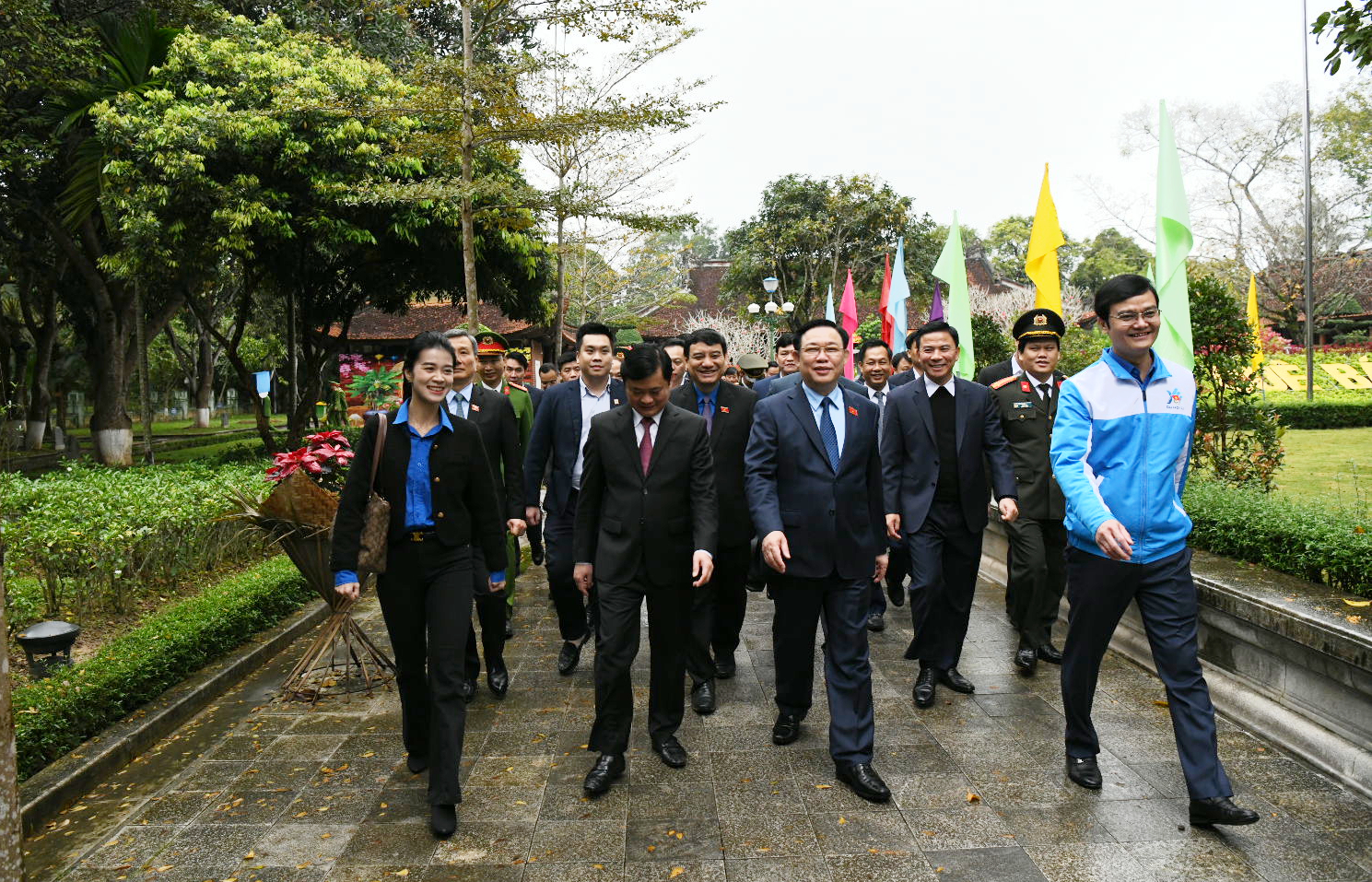 National Assembly Chairman Vuong Dinh Hue offers incense to commemorate President Ho Chi Minh at Kim Lien National Special Relic Site -0