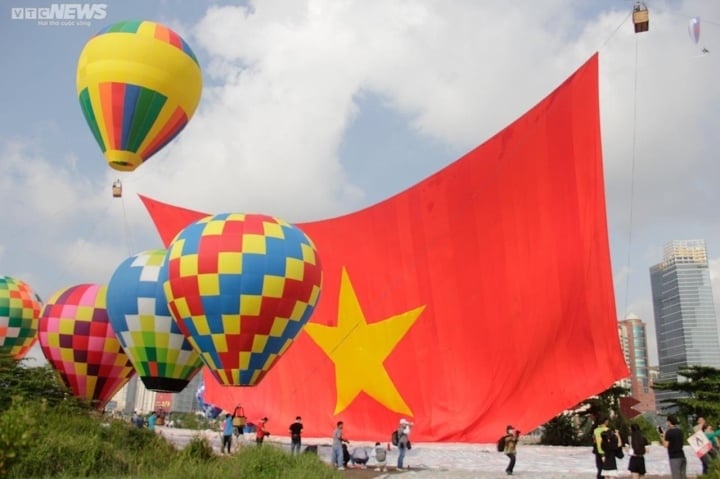 Heißluftballonfahrten ziehen viele Touristen an.