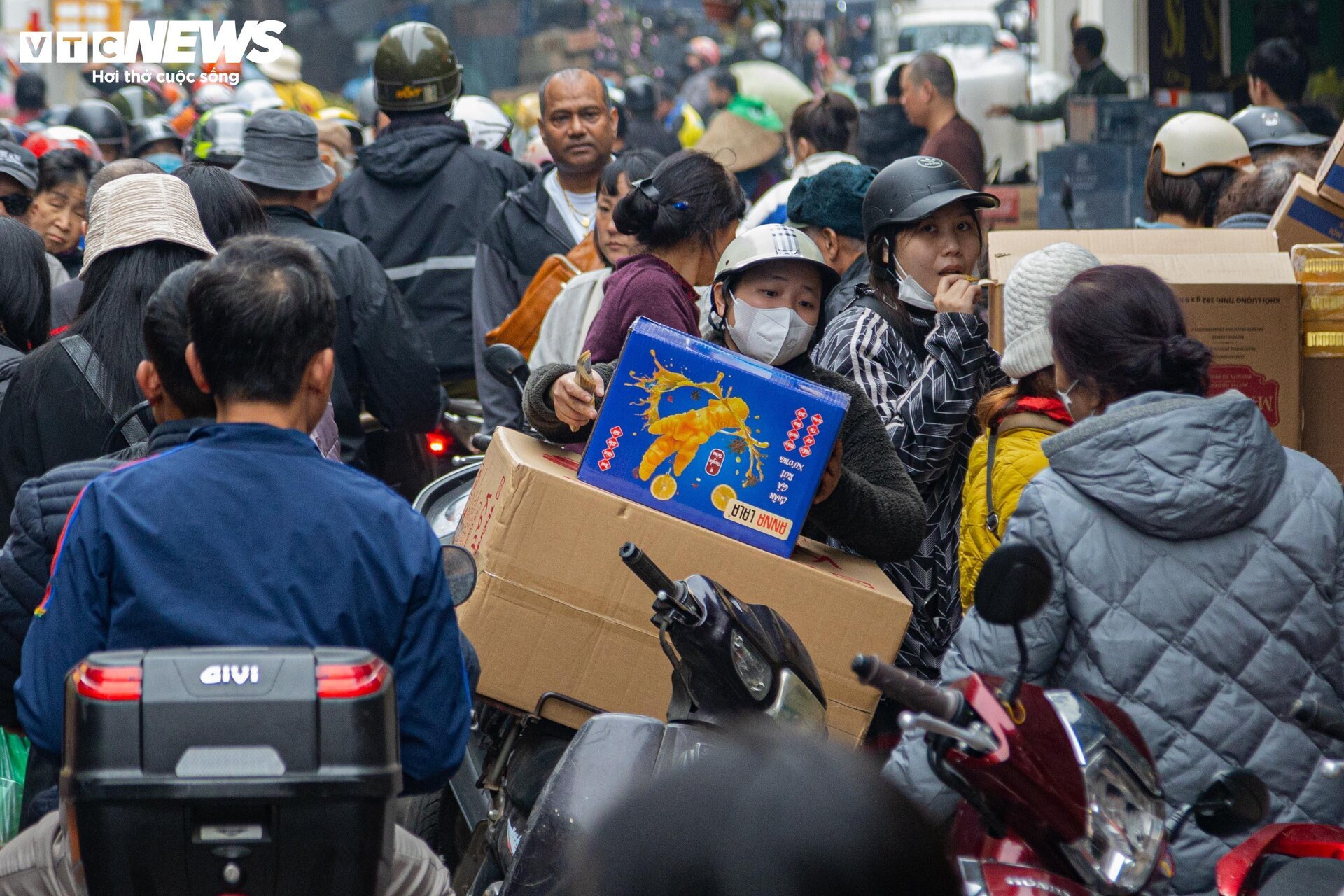 Người dân đổ xô sắm Tết, 'thủ phủ' bánh kẹo ở Hà Nội 'thất thủ' - 15