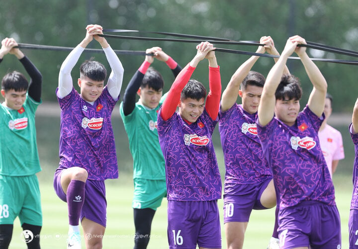 Am Morgen des 12. April kehrte U23 Vietnam nach einem ganzen Ruhetag zum Training zurück. Zuvor spielten die Spieler ein geschlossenes Freundschaftsspiel mit U23 Jordanien.