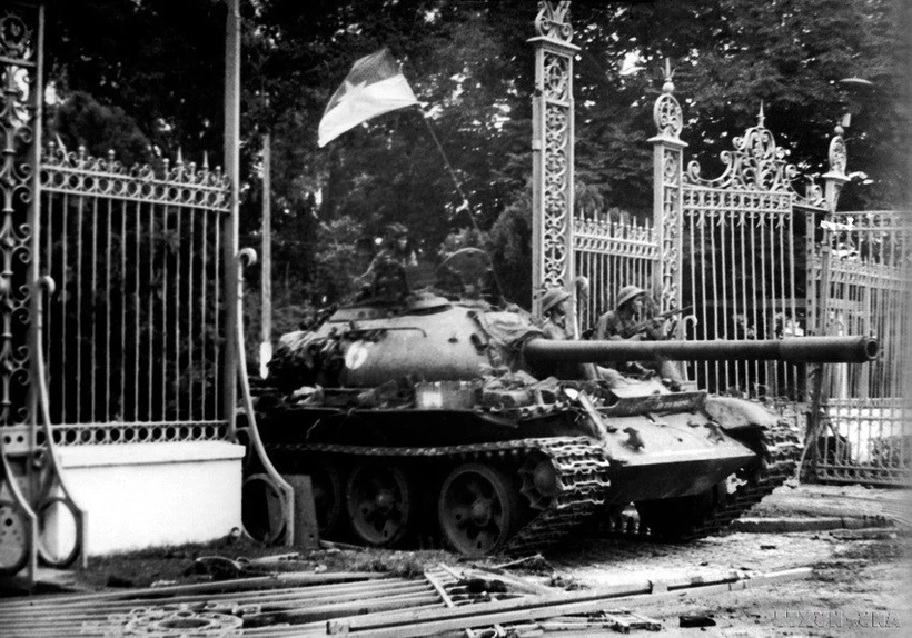 A las 11:30 a. m. del 30 de abril de 1975, los tanques del Ejército de Liberación cruzaron la Puerta de Hierro y capturaron el Palacio Presidencial títere de Saigón, el último bastión del enemigo. (Foto: Mai Huong/VNA)