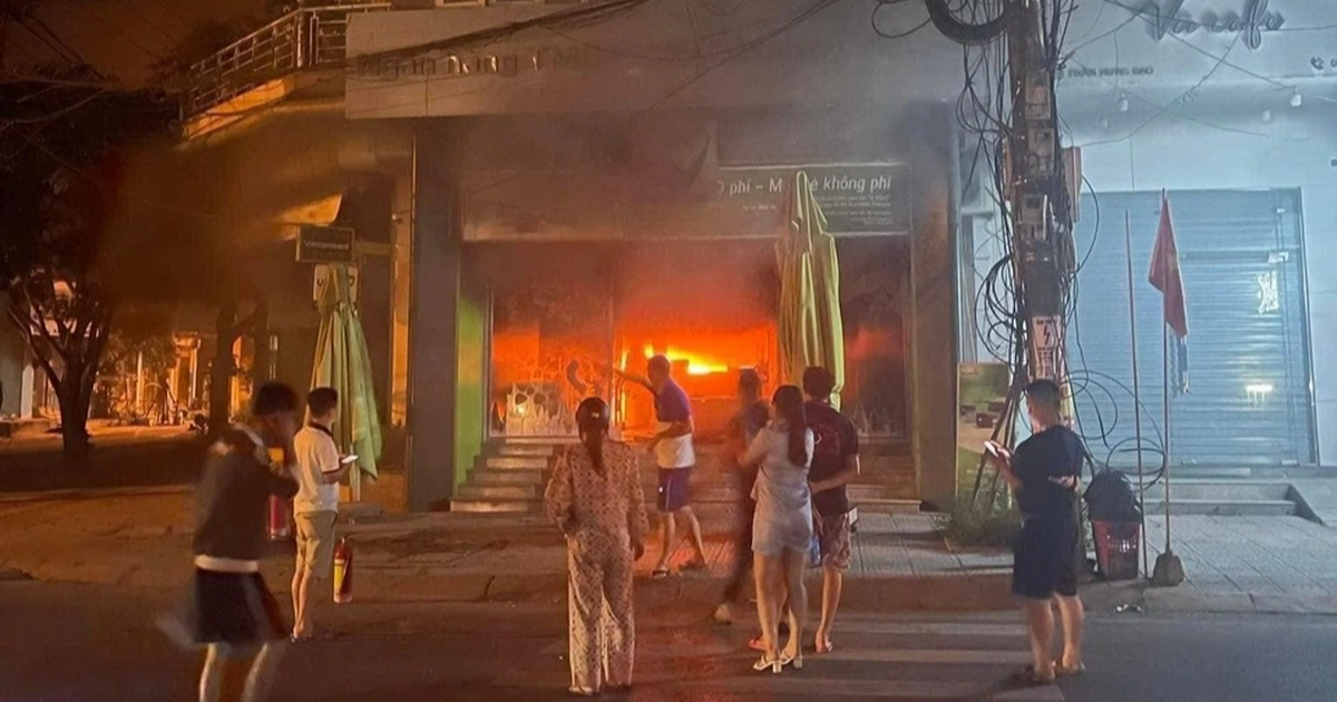 銀行の取引室が真夜中に火災に遭う