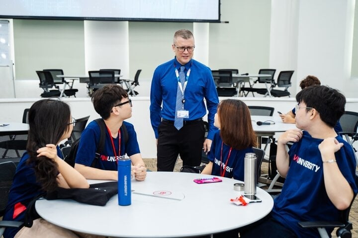 El profesor David K. Harrison siempre ha sido un profesor inspirador para los estudiantes de VinUni.