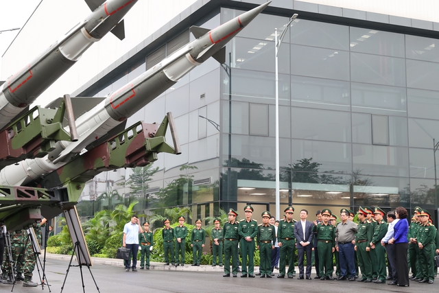 Thủ tướng Phạm Minh Chính làm việc với Viettel về công nghiệp quốc phòng công nghệ cao- Ảnh 3.