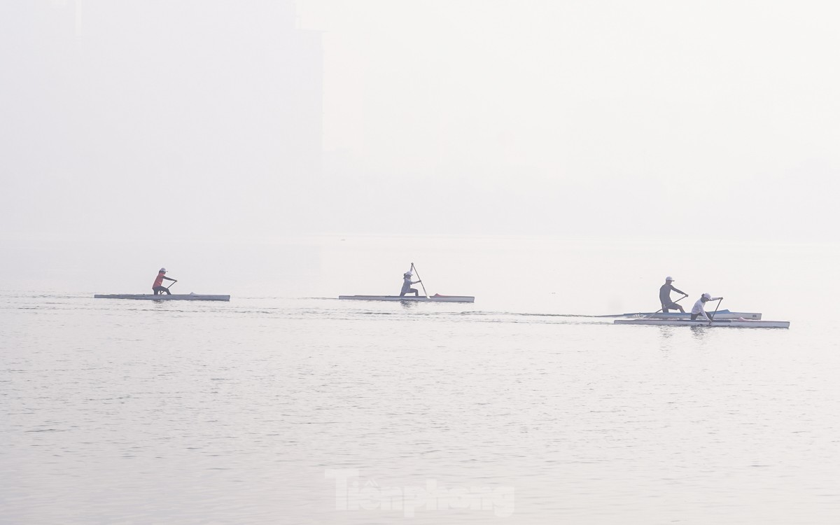 The sky is hazy, in Tay Ho recorded high air pollution level photo 6