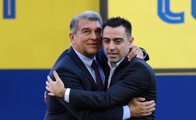 Laporta (links) begrüßte Xavi im November 2021 im Camp Nou als Trainer zurück. Foto: FCB