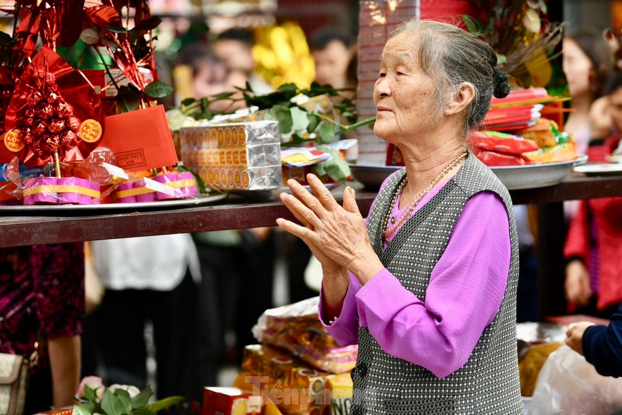 バチュアコー寺院は、福の神の日に「お金を借りる」客で混雑する 写真10