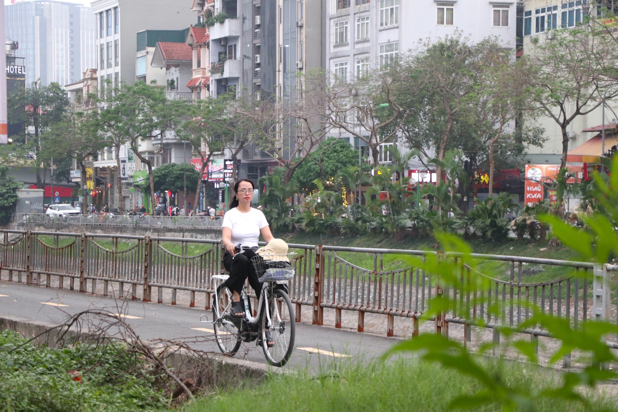 ハノイ、自転車専用道路のバリアを一新 写真9