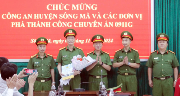 The Provincial Police Department presented flowers to congratulate Song Ma District Police and units.