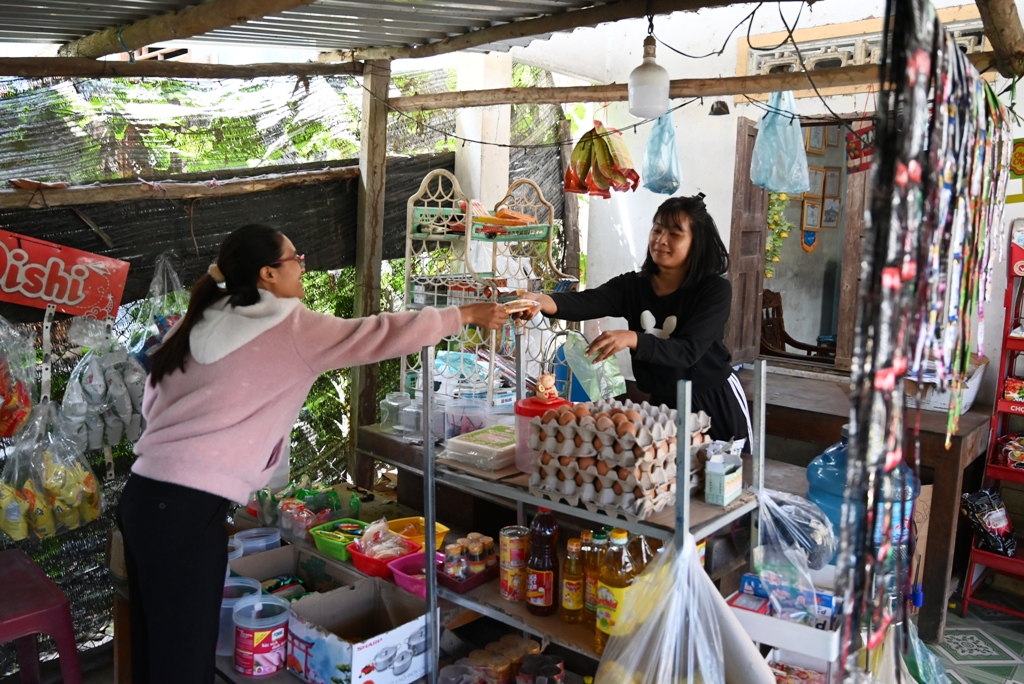 Ms. Mau Thi My Duyen also opened a grocery store at home to earn extra income.