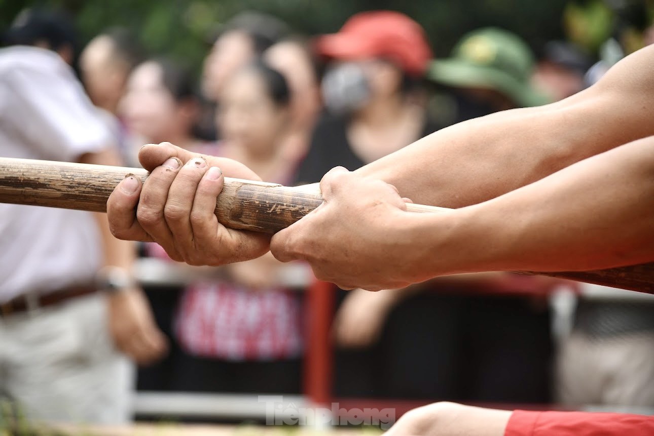 Ritual único de tira y afloja sentado en el festival del Templo Tran Vu (foto 11)