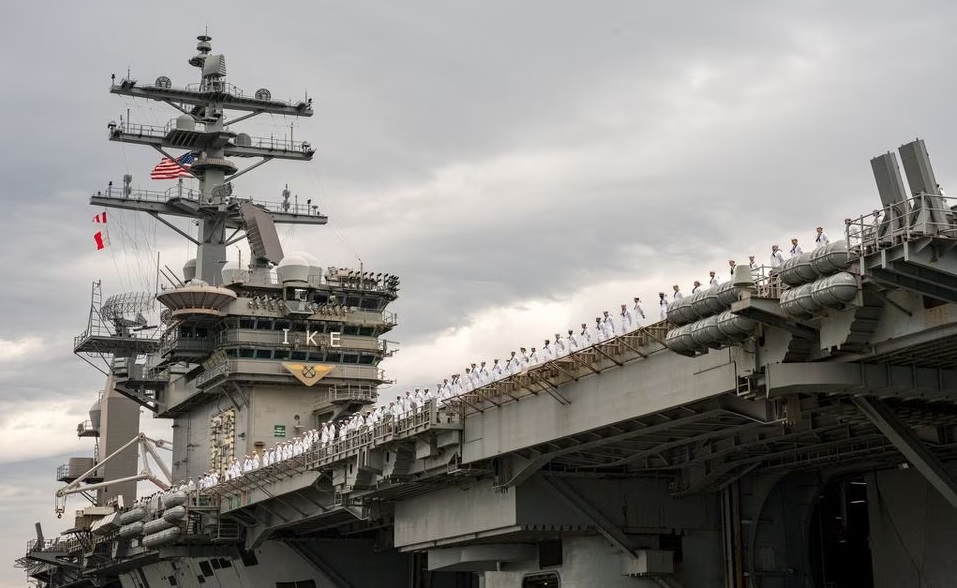 Groupe d'attaque de porte-avions américain portant le nom de Mediterranean Sea, photo 2