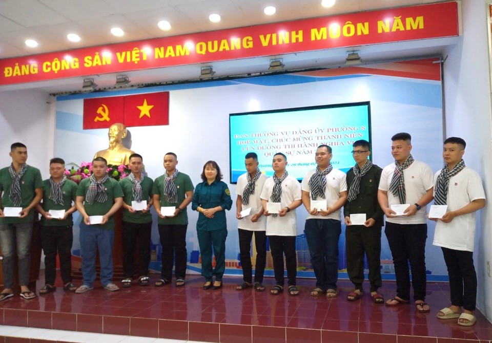 El representante del Comando Militar del Distrito 8, Distrito 6 (Ciudad Ho Chi Minh) entregó obsequios Para los jóvenes que aprueban el examen de servicio militar antes de partir al servicio militar.