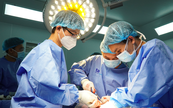 Doctor Vu (standing in the middle) during ligament reconstruction surgery for a patient. Photo: Provided by the hospital