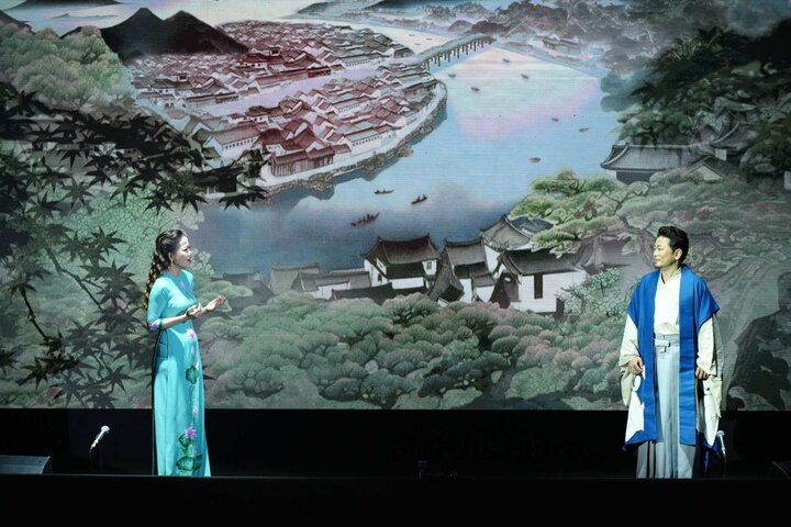 Le rôle de la princesse Anio est joué par l'artiste émérite Pham Khanh Ngoc, l'un des principaux chanteurs du Vietnam.