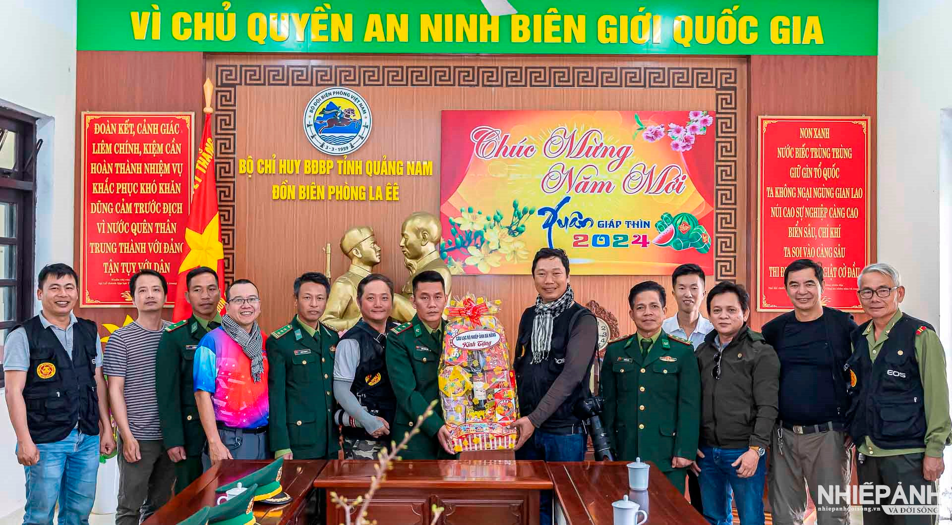 W_clb-nhiep-anh-da-nang-tham-chuc-tet-don-bien-phong-la-ee.jpg