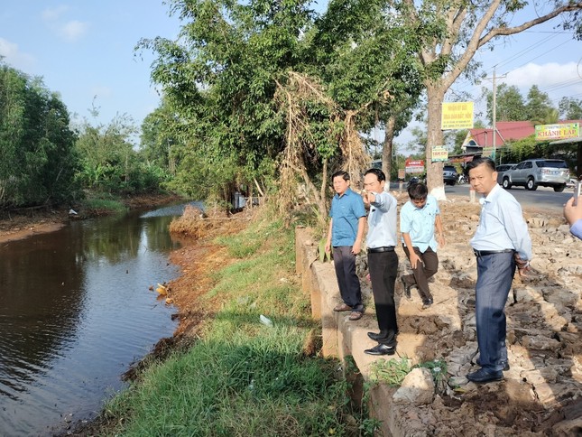 Hundreds of landslides and subsidence locations due to drought in Ca Mau photo 5