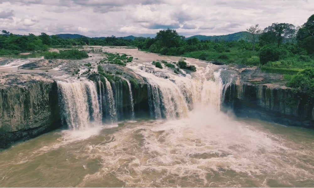 洪水期に中央高地の有名な二重滝へ旅行する