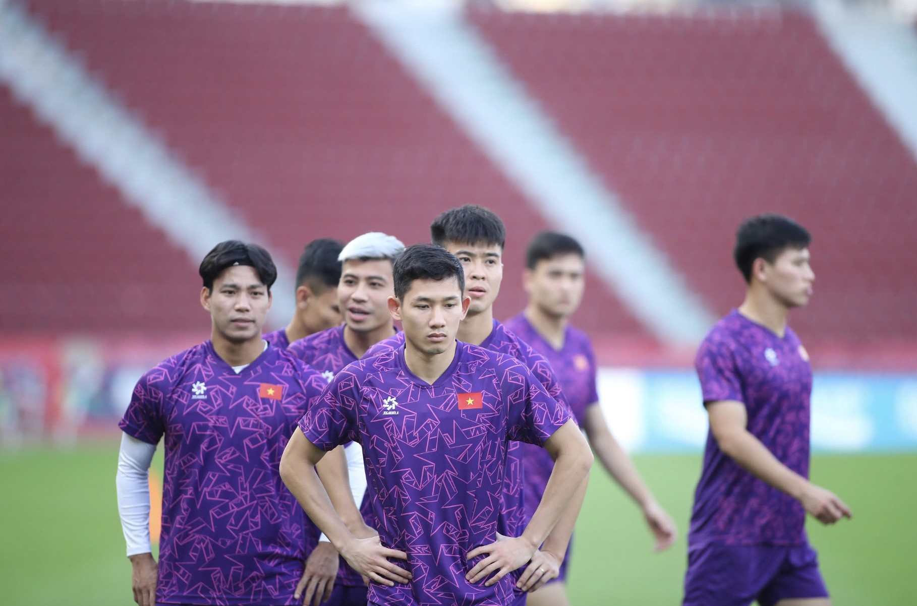 Nguyen Xuan Son and Vietnamese players excitedly try out Rajamangala pitch photo 6