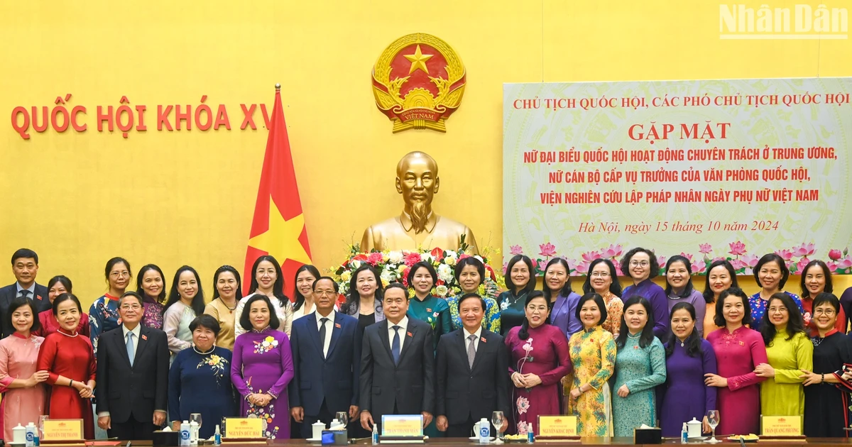 [Photo] National Assembly Chairman Tran Thanh Man meets with full-time female National Assembly deputies in the Central region