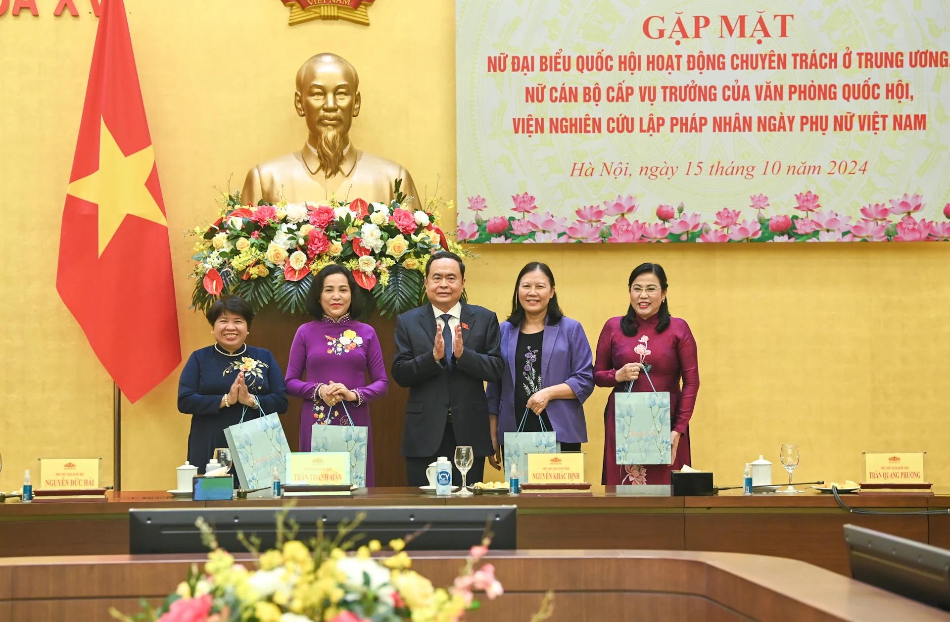 [Foto] Der Vorsitzende der Nationalversammlung, Tran Thanh Man, trifft sich mit hauptamtlichen weiblichen Abgeordneten der Nationalversammlung in der Zentralregion. Foto 6