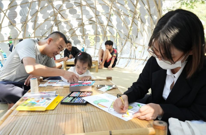 Memory Crossroads is one of many activities attracting children and adults at the Hanoi Creative Design Festival 2024.