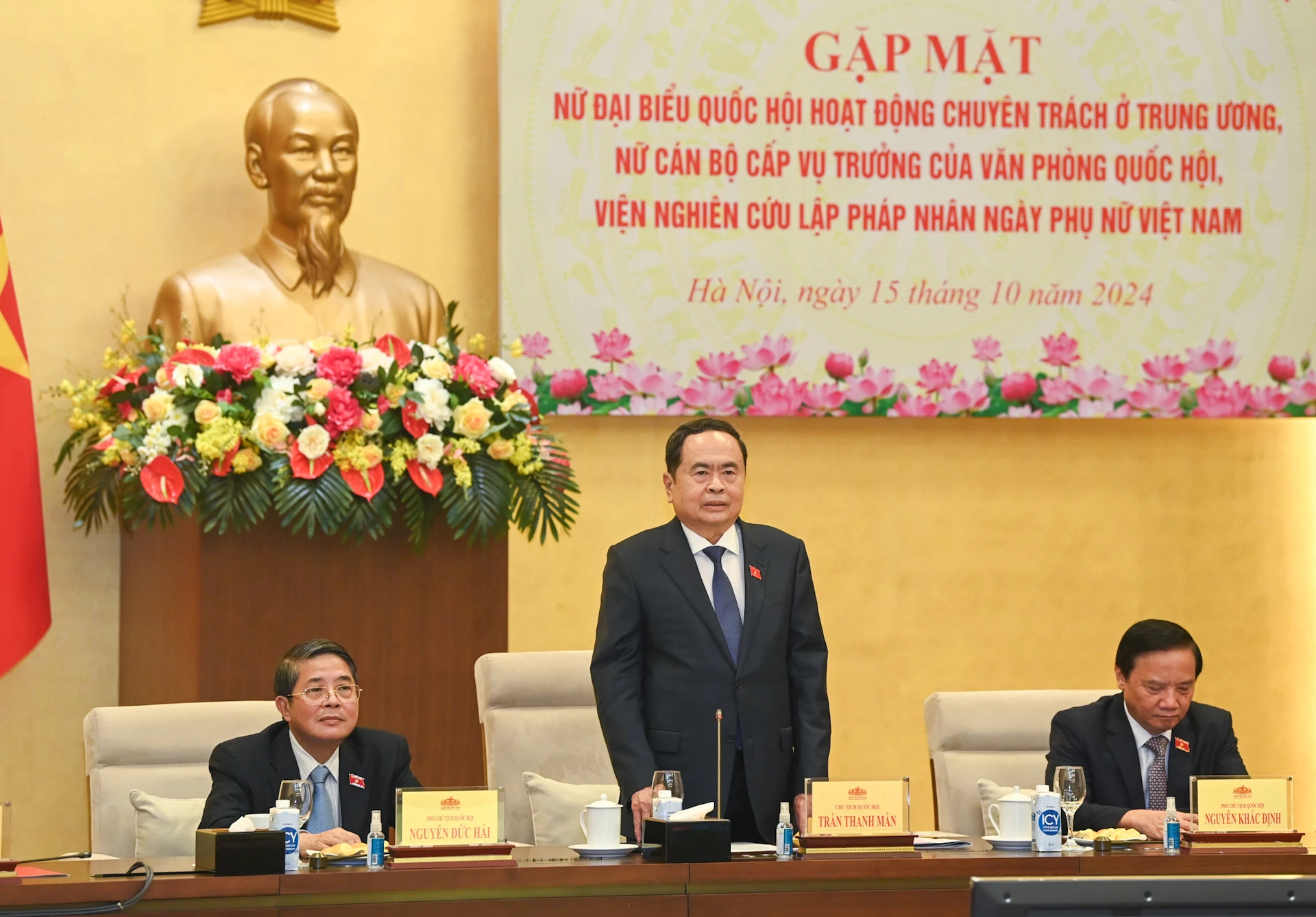 [Foto] Der Vorsitzende der Nationalversammlung, Tran Thanh Man, trifft sich mit hauptamtlichen weiblichen Abgeordneten der Nationalversammlung in der Zentralregion. Foto 5