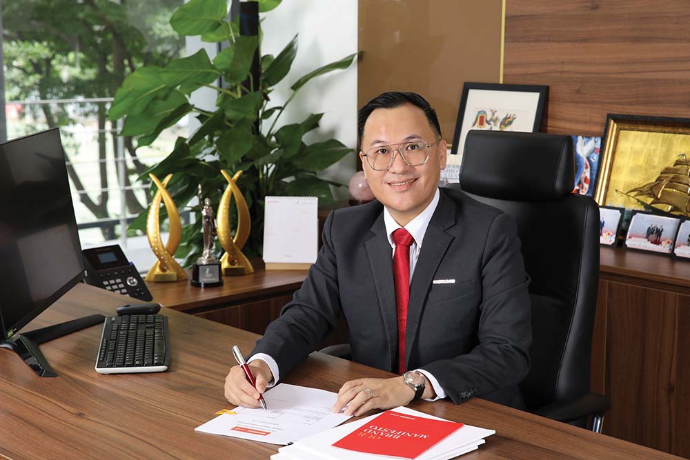 Después de 16 años de vivir y trabajar en Vietnam, el empresario malasio Angus Liew Bing Fooi ha alcanzado una posición importante y prestigiosa en la comunidad empresarial y de inversión inmobiliaria.  Como presidente del consejo directivo y representante legal de Gamuda Land Vietnam Joint Stock Company, desempeña un papel clave en la configuración de la estrategia y el desarrollo de esta empresa de mil millones de dólares en el mercado vietnamita.