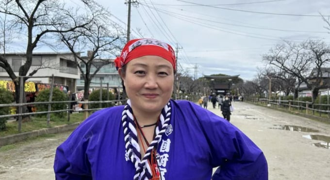 Atsuko Tamakoshi wears a long purple coat to participate in the festival. Photo: BBC