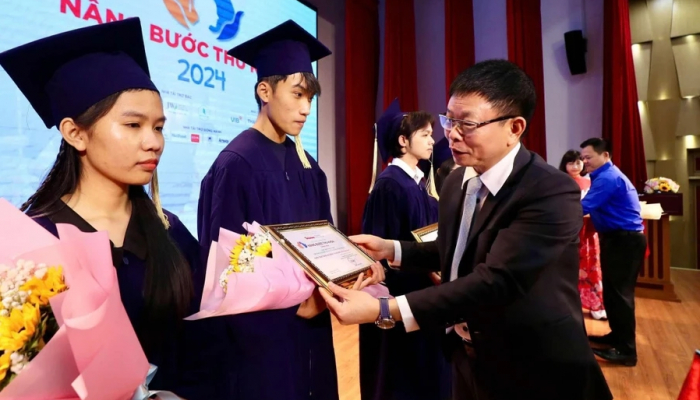 Tien Phong Newspaper awarded 'Supporting Valedictorians' scholarships to 95 students