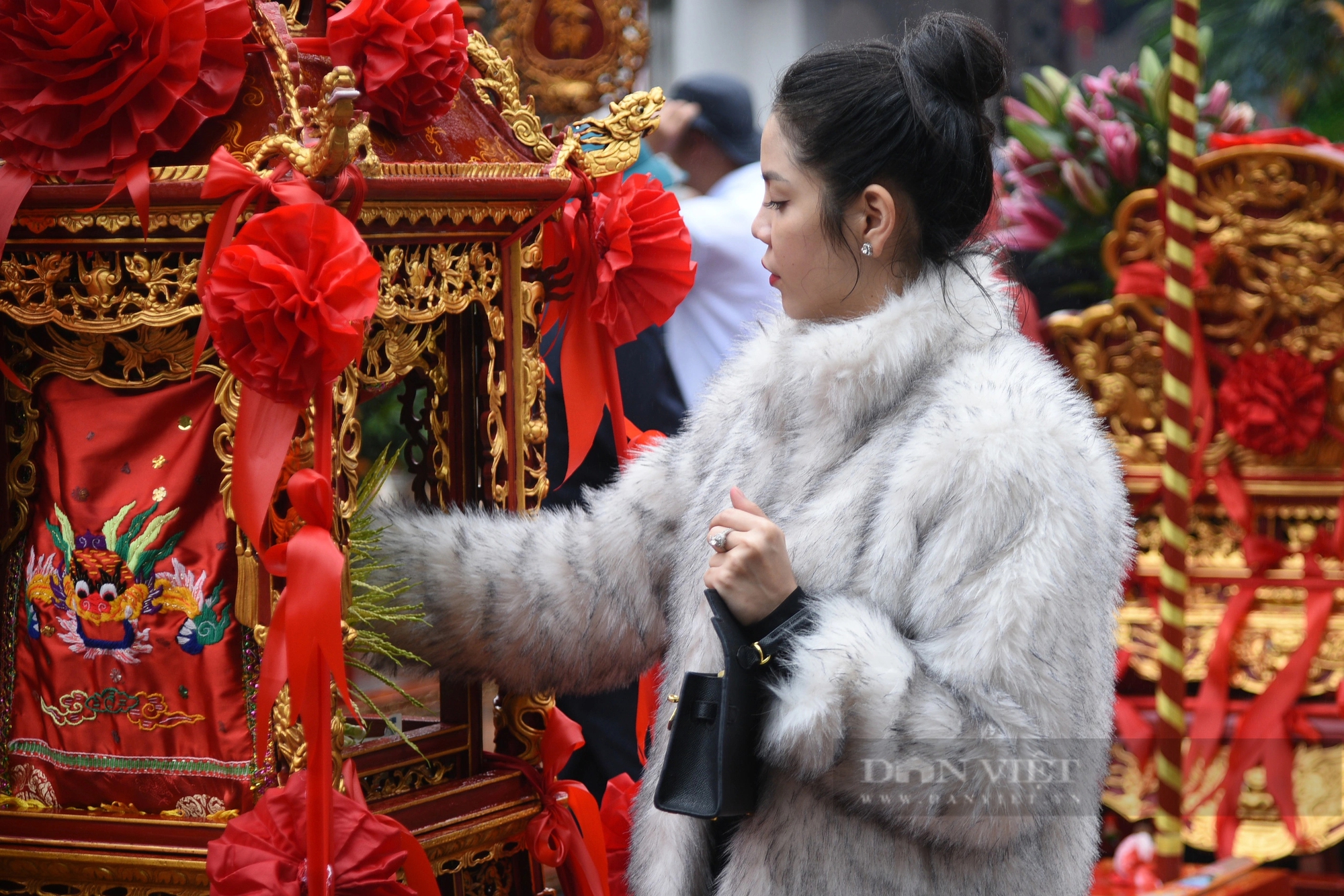 Người dân dậy từ 5 giờ sáng, đội mưa đi lễ đền Trần trước giờ khai ấn năm 2024- Ảnh 5.