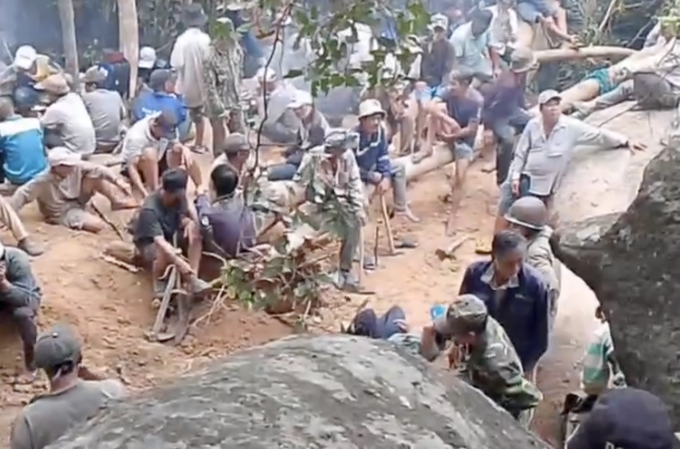 Many people go up the mountain in the Ca Pass area to look for agarwood. Photo: Manh Phong