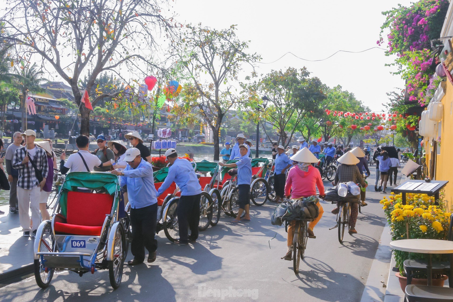 Dòng người chen chân ở phố cổ Hội An du xuân ảnh 16