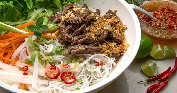 Bữa sáng thanh đạm, hãy thử salad bún thịt bò sả ớt, món Việt mà Tây dạy làm nha