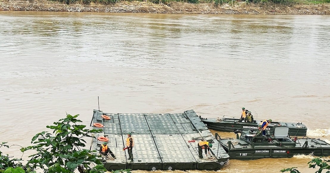 Lắp cầu phao tạm thay thế cầu Phong Châu, tàu thuyền đi lại ra sao?