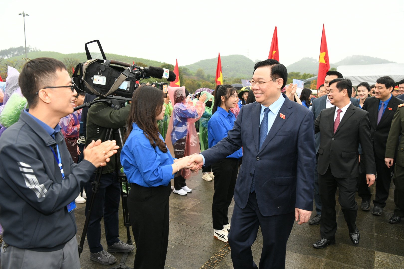 Der Vorsitzende der Nationalversammlung, Vuong Dinh Hue, nimmt an der Eröffnungszeremonie des Jugendmonats 2024 teil -0