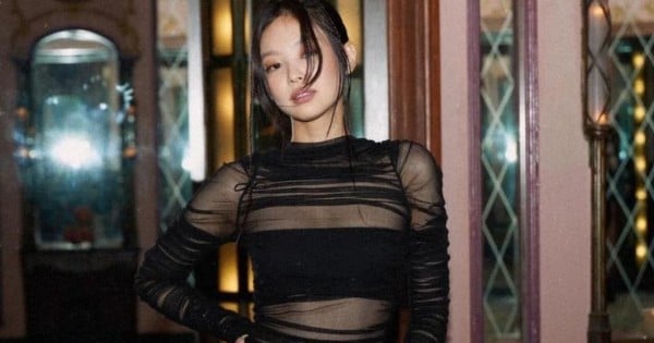 Jennie (BlackPink) diện váy xuyên thấu