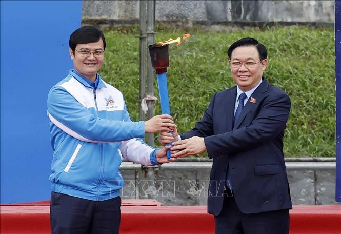 Le président de l'Assemblée nationale Vuong Dinh Hue assiste à la cérémonie de lancement du Mois de la jeunesse et du Festival de plantation d'arbres de l'année du Dragon 2024